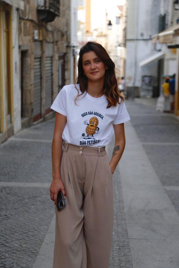 T-SHIRT QUEM NÃO ARRISCA NÃO PETISCA